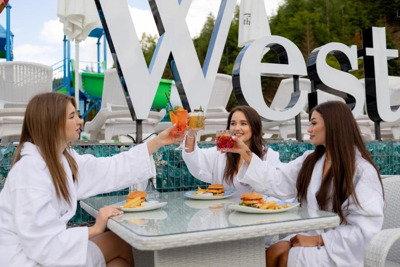 בוקובל Westhills Cottage Town & Spa מראה חיצוני תמונה